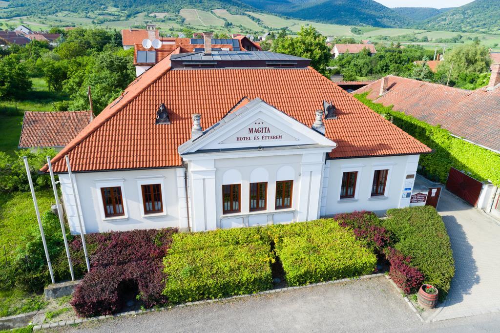 Magita Hotel Basko Exterior foto